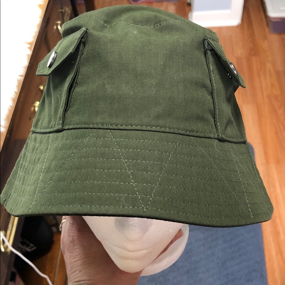 NWT Banana Republic Bucket Hat in Ripstop Fabric With Snap Pockets. NEW